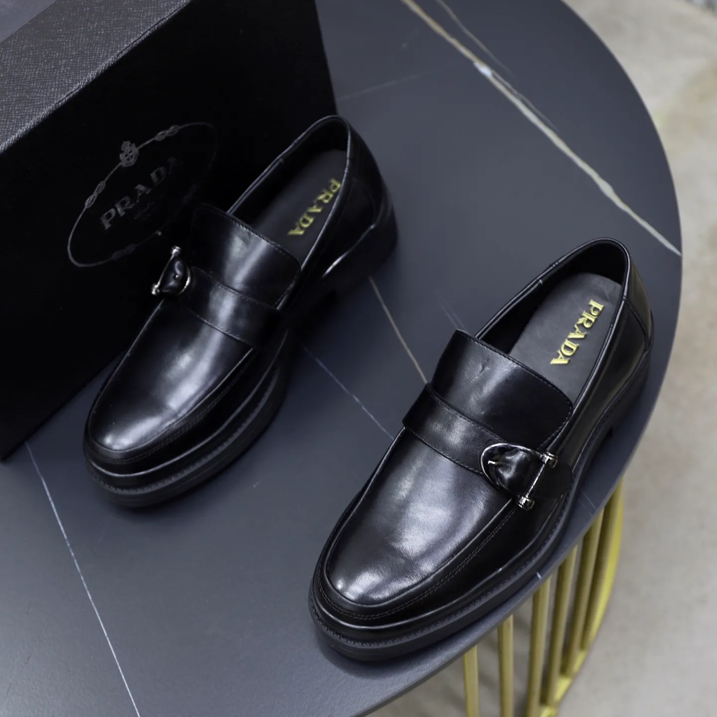 Ex-factory price: 500💰🙅‍♂️🙅‍♂️🙅‍♂️ Brand: PRADA Standard code: Men's code 38-44 (45 can be customized) Grade: Same style as the official website Original order quality Material: Original cowhide surface Comfortable lining Original outsole Style category: Men's fashionable casual leather shoes Distinguished big-name luxury elements Top luxury Color: Color of the actual picture